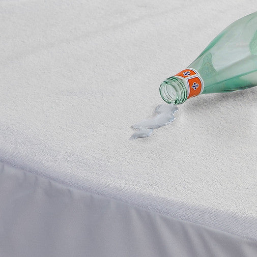 Waterproof mattress protector with water spill